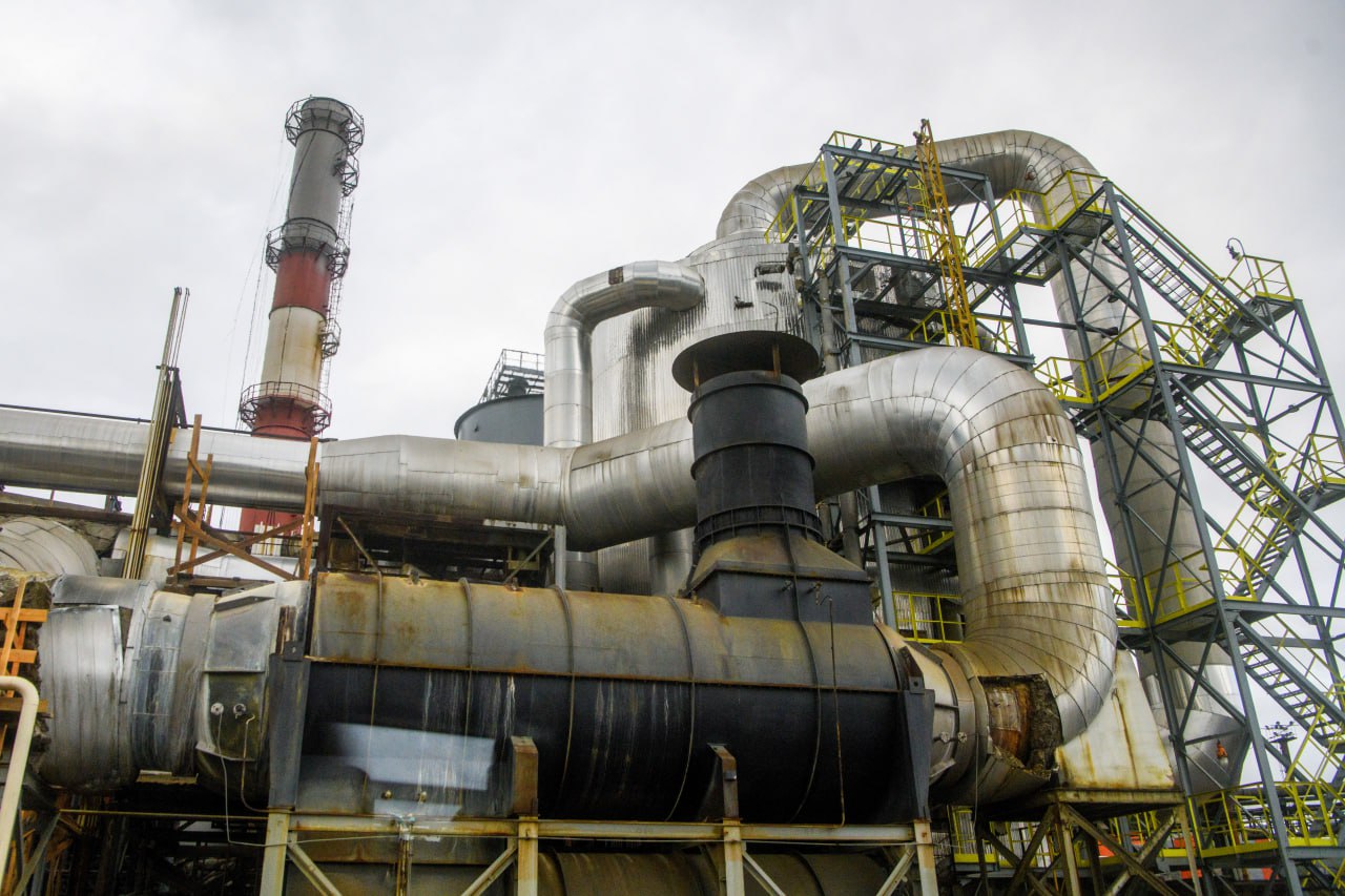 Арбитражный суд Москвы удовлетворил ходатайство ООО ЕвроХим Северо Запад 2 и привлек итальянскую компанию Tecnimont S p A в качестве соответчика по иску к ее российской дочке ООО МТ Руссия следует из данных картотеки арбитражных дел Иск связан с контрактами на проектирование и строительство завода по производству аммиака и карбамида в Кингисеппе ЕвроХим Северо Запад 2 ЕХСЗ 2 которые в 2020 году заключили ЕвроХим с итальянской компанией Tecnimont S p A и ее дочерним предприятием ООО МТ Руссия Контракты были заключены по фиксированной цене и предусматривали гарантированный срок завершения который должен был наступить не позднее 16 сентября 2023 года В мае 2022 года подрядчики в одностороннем порядке приостановили работы сославшись на санкции ЕС По данным истца к тому моменту строительство было завершено лишь на 25 Фото Ilya Moskovets URA RU Global Look Press Читать РБК в Telegram