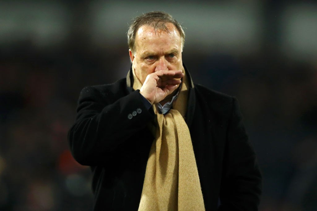 Дик Адвокат покинул сборную Кюрасао перед решающим матчем за выход на ЧМ Главный тренер сборной Кюрасао Дик Адвокат не сможет присутствовать на решающем матче отборочного турнира чемпионата мира 2026 года с командой Ямайки пишет De Telegraaf со ссылкой на заявление местной федерации футбола Адвокат был вынужден покинуть тренировочный лагерь в Кингстоне в срочном порядке по личным обстоятельствам Тренер заявил что принял это решение с тяжелым сердцем но семья важнее футбола Командой будут руководить помощники Адвоката Кор Пот и Дин Горре а 78 летний тренер будет с ними на связи Игра пройдет 19 ноября начал в 4 00 мск Кюрасао достаточно ничейного результата чтобы впервые в истории попасть в финальную часть чемпионата мира С 2006 по 2009 год Адвокат возглавлял Зенит с которым выиграл Суперкубок УЕФА С 2010 по 2012 год являлся главным тренером сборной России Getty Images Подписаться на РБК Спорт