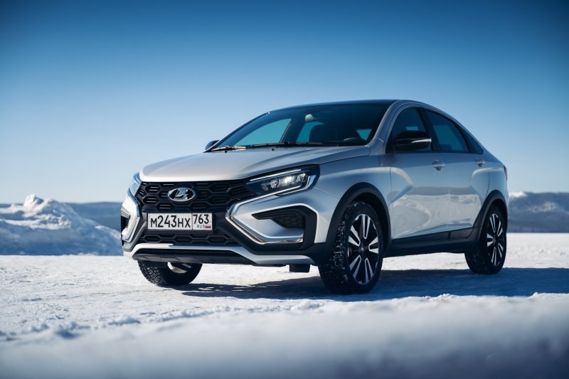 В России начались продажи Lada Vesta 2026 года что изменилось и сколько стоит АвтоВАЗ объявил о начале продаж обновленной Lada Vesta 2026 модельного года Автомобили получили новую электронную архитектуру с ключ картой обеспечивающей бесключевой доступ и дистанционный запуск двигателя а также обновленную мультимедийную систему EnjoY с PlayAuto интегрированными сервисами Сбера и партнеров Все версии оснащены передними стеклоподъемниками с автоматическим режимом а цветовая палитра расширена за счет серого металлика Тайфун Технологический пакет 2026 года доступен за 54 000 рублей базовая цена Lada Vesta остается на уровне 1 525 000 рублей В 2026 году Lada Vesta планируют оснастить климат контролем и выпустить в более мощной версии Sport Фото Пресс служба АвтоВАЗа