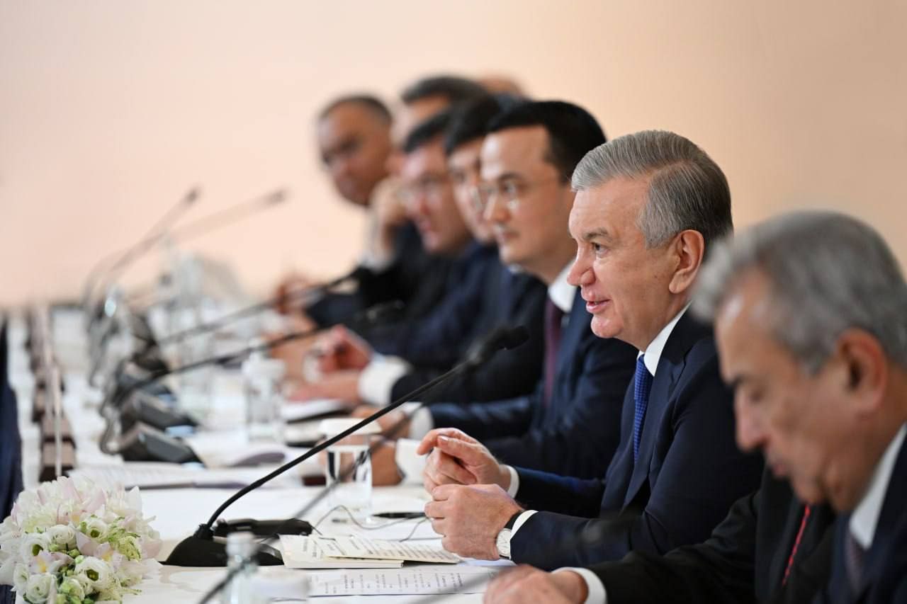 В завершение Шавкат Мирзиёев выразил готовность лично поддерживать инвестиционные инициативы американских компаний подчеркнув что Узбекистан остается надежным партнером и гарантом успеха для зарубежных инвесторов