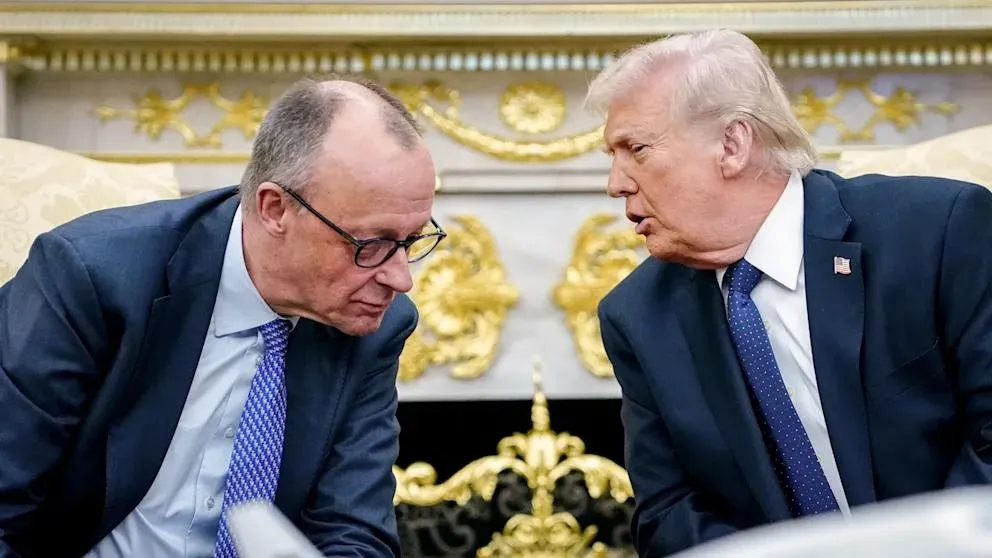 Мерц созвонился с Трампом после объявления перемирия между США и Ираном Канцлер Германии Фридрих Мерц сегодня провел телефонный разговор с Дональдом Трампом после объявления двухнедельного перемирия между США и Ираном По данным немецких СМИ разговор был коротким и дружелюбным Мерц хотел понять на какой стадии находятся дипломатические усилия вокруг конфликта Незадолго до этого Мерц приветствовал перемирие и поблагодарил Пакистан за посредничество По его словам переговоры нужны не только для того чтобы остановить эскалацию но и для защиты мирных жителей Ирана и безопасности всего региона Мерц также заявил что важно не допустить тяжелого мирового энергетического кризиса Он добавил что Германия находится в тесном контакте с США и другими партнерами и будет участвовать в обеспечении свободы судоходства в Ормузском проливе BILD Russian