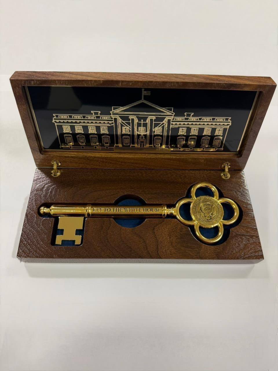 Трамп передал Токаеву ключ от Белого дома и личный автограф Американский президент Дональд Трамп передал главе Казахстана Касым Жомарту Токаеву символический ключ от Белого дома и бейсболку с его автографом Подарки переданы послу республики Магжану Ильясову поделился информацией помощник пресс секретарь президента Руслан Желдибай Президент США направил Касым Жомарту Токаеву несколько подарков среди которых символический ключ от Белого дома и бейсболка с его автографом написал Руслан Желдибай в своем Telegram канале Южная служба новостей