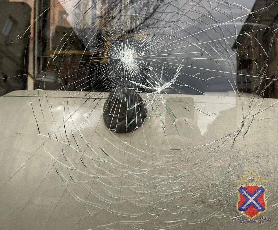 Опоздавший на автобус мужчина разбил стекло общественного транспорта в Волгограде Приступ ярости охватил жителя Тракторозаводского района 10 апреля. Водитель автобуса рассказал полицейским, что неизвестный возле дома по улице Левитана бросил камень в лобовое стекло. Выяснилось, что агрессор – 60-летний неработающий мужчина. Волгоградец пояснил, что опоздал на автобус и вспылил. Его привлекли к административной ответственности. Подписаться