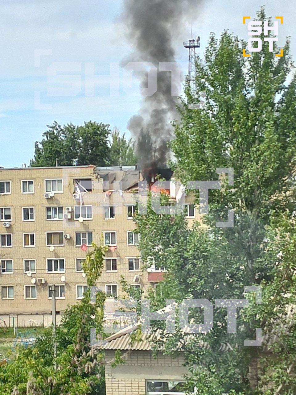 Взрыв в пятиэтажке в городе Ершов Саратовской области. По данным SHOT, рванул газ Инцидент произошёл в доме на улице Космонавтов. Несколько квартир повреждены. На месте работают экстренные службы. Информация о пострадавших выясняется.