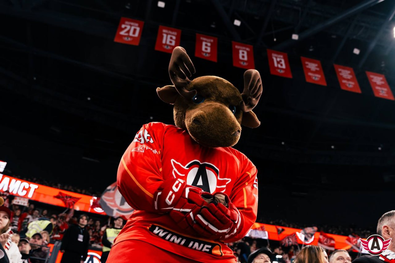 На выездном матче Автомобилист проиграл В ворота Амура не попала ни одна шайба Зато в наши целых три Команда едет из Хабаровска грустная Следующая игра у Авто во Владивостоке Фанаты тоже не в восторге Спасибо что Урал порадовал Фото ХК Автомобилист Подпишись на Афишу Е1