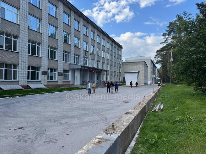 На месте старого здания СУНЦ НГУ  бывшая ФМШ  появится новое общежитие для школьников.  На шести этажах будут 2- и 3-местные комнаты. Поселиться там смогут 562 человека. Также сделают общие комнаты досуга, медицинский блок, рекреационные зоны и прачечные.  Строительство обещают закончить во втором квартале 2028 года.   Фото: Ненаучный городок / Telegram