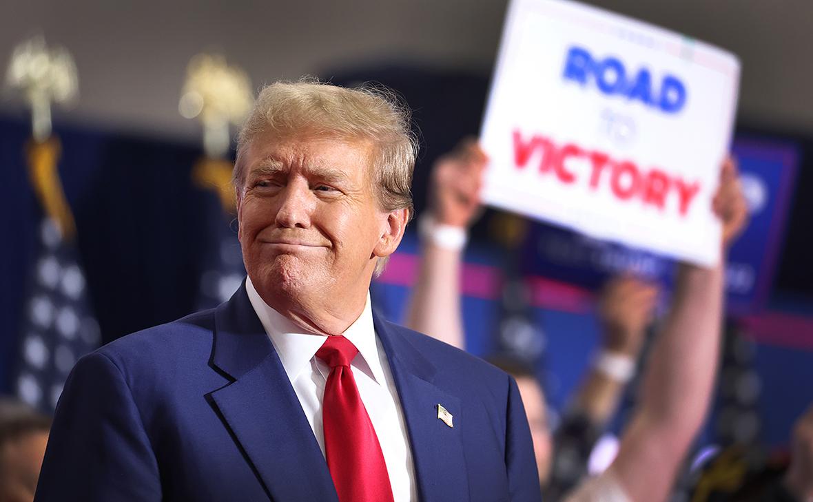 Самый скромный человек на свете  Дональд Трамп поздравил американцев с полугодием своего второго президентского срока  Президент США отметил окончание первых шести месяцев на посту главы государства, заявив, что Соединенные Штаты являются «самой горячей» и «самой уважаемой страной в мире».  «Вот это да, время летит! Сегодня исполняется шесть месяцев моего второго срока. Важно отметить, что этот период называют одним из самых значимых для любого президента. Другими словами, мы сделали много хорошего и великого, включая прекращение многочисленных войн в странах, связанных с нами лишь торговыми и/или, в некоторых случаях, дружескими отношениями. Шесть месяцев — не такой уж долгий срок для возрождения крупной страны. Год назад наша страна была МЕРТВА, и надежды на возрождение почти не было. Сегодня США — самая „горячая“ и уважаемая страна в мире. С годовщиной!!!», — написал он в соцсети Truth Social