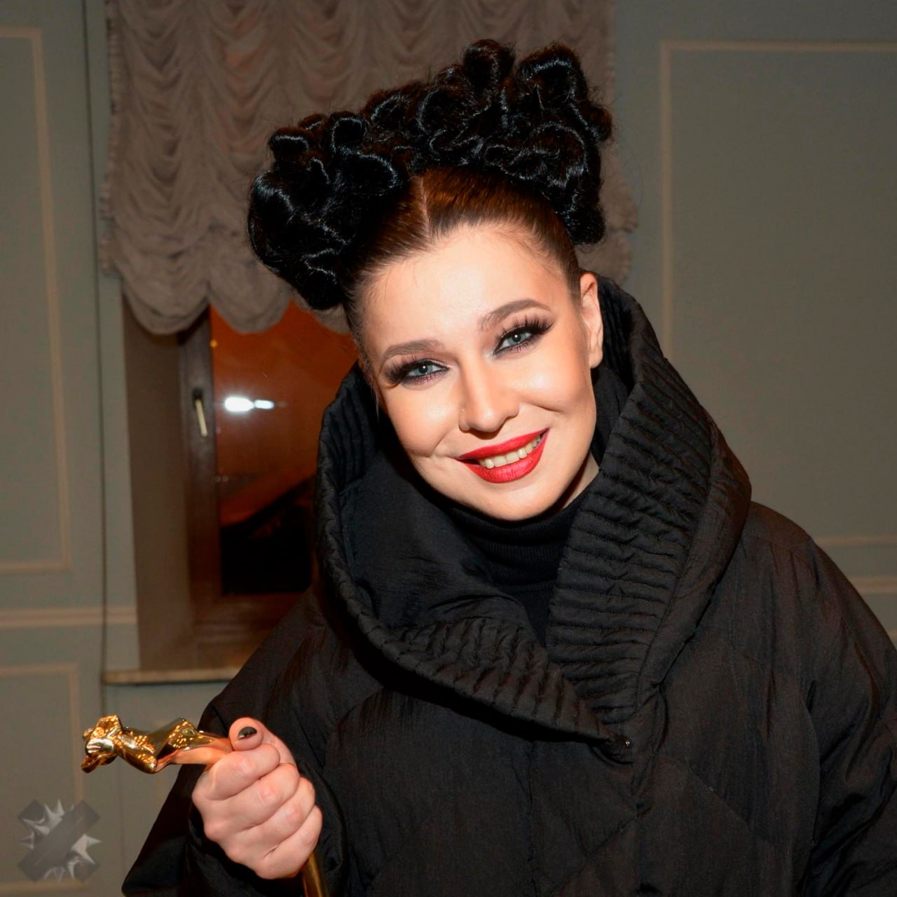 Певица Ёлка отказалась от украинского гражданства теперь у нее паспорт России Документы были оформлены незадолго до свадьбы с певцом Рожденом Ануси Так что теперь у нас официально 1 певица При этом СМИ сообщают что Ёлка получила российское гражданство еще в 2024 году когда носила фамилию Астахова НМШ