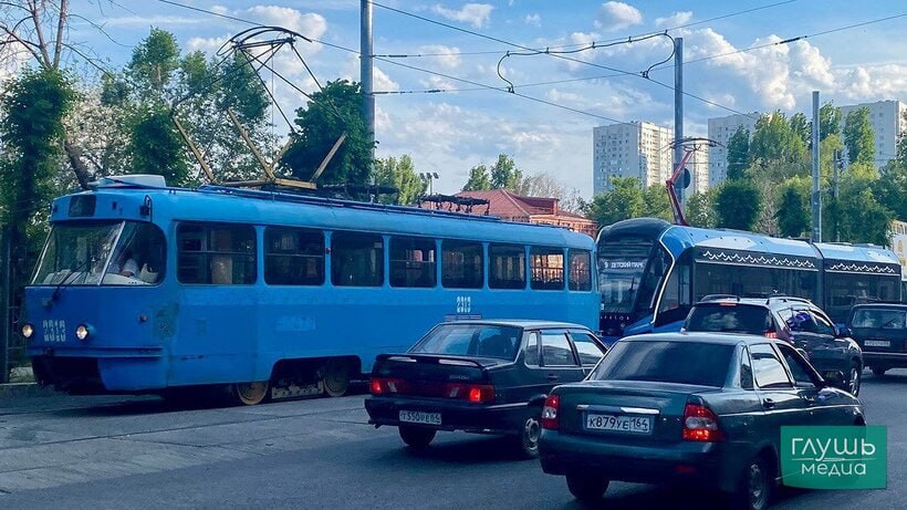 В Саратове выбрали подрядчиков, которые сделают проекты реконструкции еще трех трамвайных маршрутов В Саратове завершились торги на работы на трамвайных маршрутах № 7 «Площадь Орджоникидзе — завод «Оргсинтез», № 4 «6-я Дачная — 10-я Дачная» и № 10 «Мирный переулок — поселок Октябрьский», которые повторно объявили 8 июля. Начальная цена контрактов составляла: за разработку документации для благоустройства на маршруте № 4 одиночный путь на улице Гвардейская, Большом Дачном проспекте и разворотное кольцо на 10-й Дачной — 30,5 миллиона рублей; на маршруте № 7 — 60,1 миллиона рублей первый этап — по улице Барнаульской, проспекту Энтузиастов до улицы Азина, второй — улица Азина ; на маршруте № 10 от трамвайного маршрута № 9 по улице Клочкова, включая разворотное кольцо — 20 миллионов. Однако в ходе торгов стоимость работ удалось уменьшить: по маршруту № 4 она упала с 30,5 до 24 миллионов рублей, по маршруту № 10 — с 20 до 16,5 миллионов рублей. Проекты должны быть готовы к 25 апреля 2026 года. Их выполнит компания ООО «ГрадоПроект», зарегистрированная в Ижевске. Как следует из базы проверки контрагентов Rusprofile, среднесписочная численность сотрудников компании один человек. Проектированием трамвайного маршрута № 7 займется ООО «Желдорстрой», зарегистрированной в Москве. По данным Rusprofile, в компании числятся 30 сотрудников. В ходе конкурса компания предложила выполнить работы за 55,3 миллиона рублей вместо 60,1 миллиона. Проектирование для первого этапа реконструкции нужно выполнить уже до декабря 2025 года, а для второго — к июню 2026 года. Заходите на наш сайт, это очень помогает редакции:
