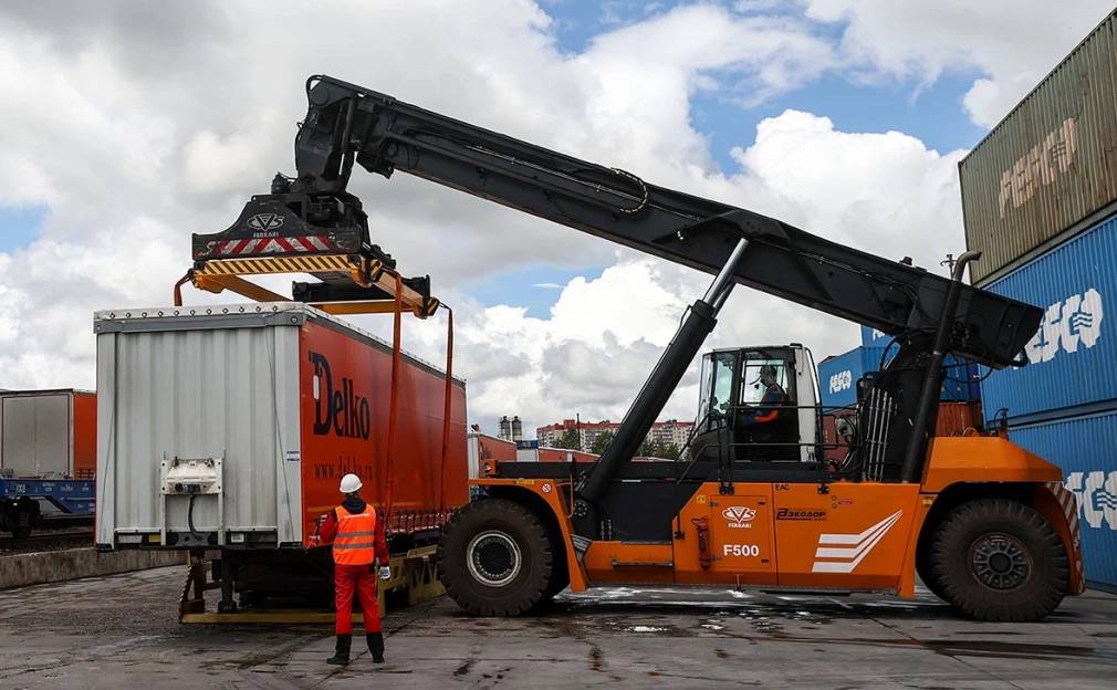 Минтранс предложил применять механизм вези или плати на ж д добровольно Минтранс предлагает сделать применение принципа вези или плати на железной дороге добровольным в рамках заключаемых между грузоотправителями и РЖД договоров на перевозку Об этом говорится в пояснительной записке к законопроекту о внесении изменений в устав железнодорожного транспорта федеральный закон В записке отмечается что сейчас устав предусматривает возможность заключения договоров об организации перевозок грузов но не содержит положений об ответственности грузоотправителей В результате РЖД по сути не имеет гарантий от них по предъявлению грузов к перевозке Такие гарантии позволили бы загружать создаваемые инфраструктурные мощности что создаст условия для более динамичного развития железнодорожной инфраструктуры говорится в документе