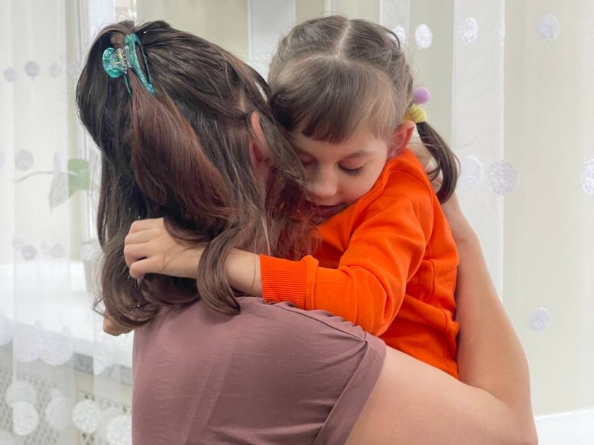 В Забайкалье более 850 детей сирот обрели семьи за минувший год В Забайкальском крае подведены итоги работы по семейному устройству детей оставшихся без попечения родителей за прошедший год Благодаря совместным усилиям органов опеки министерства социальной и демографической политики региона и личному вниманию Губернатора Забайкальского края Александра Осипова новые семьи обрели более 850 несовершеннолетних Работа ведется в том числе в рамках федерального проекта Вызов инициированного Уполномоченным при Президенте РФ по правам ребёнка Марией Львовой Беловой По данным профильного министерства 204 ребенка смогли вернуться в родные семьи Более 640 детей были переданы на воспитание в замещающие семьи включая родственников опекунов и усыновителей Важную роль в социализации детей и поиске будущих родителей играют ежегодные акции На каникулы в семью В рамках летней программы 60 ребят побывали в гостевых семьях а новогодние праздники в семейном кругу встретили 54 ребенка Пять из них впоследствии были оформлены под опеку Несмотря на положительную динамику проблема остается актуальной сегодня в государственных учреждениях края проживают более 700 детей ожидающих своего шанса на жизнь в семье Получить консультацию по вопросам установления опеки или усыновления можно по телефонам 8 3022 32 47 13 или 8 3022 35 23 58 Подписывайтесь TG VK MAX