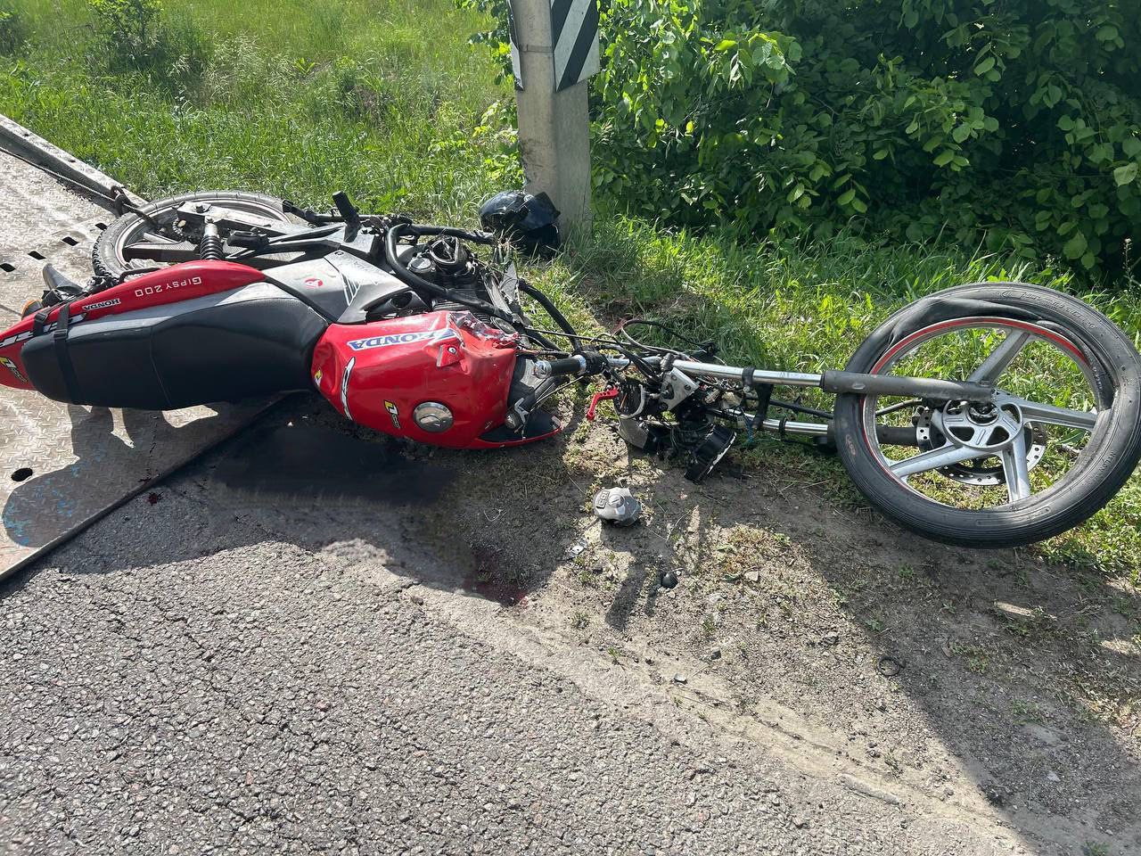 В Эртильском районе мотоциклист врезался в столб и умер до приезда врачей Авария произошла в 13:00 на улице Дорожной в селе Лосево. По данным МВД, водитель не справился с управлением.