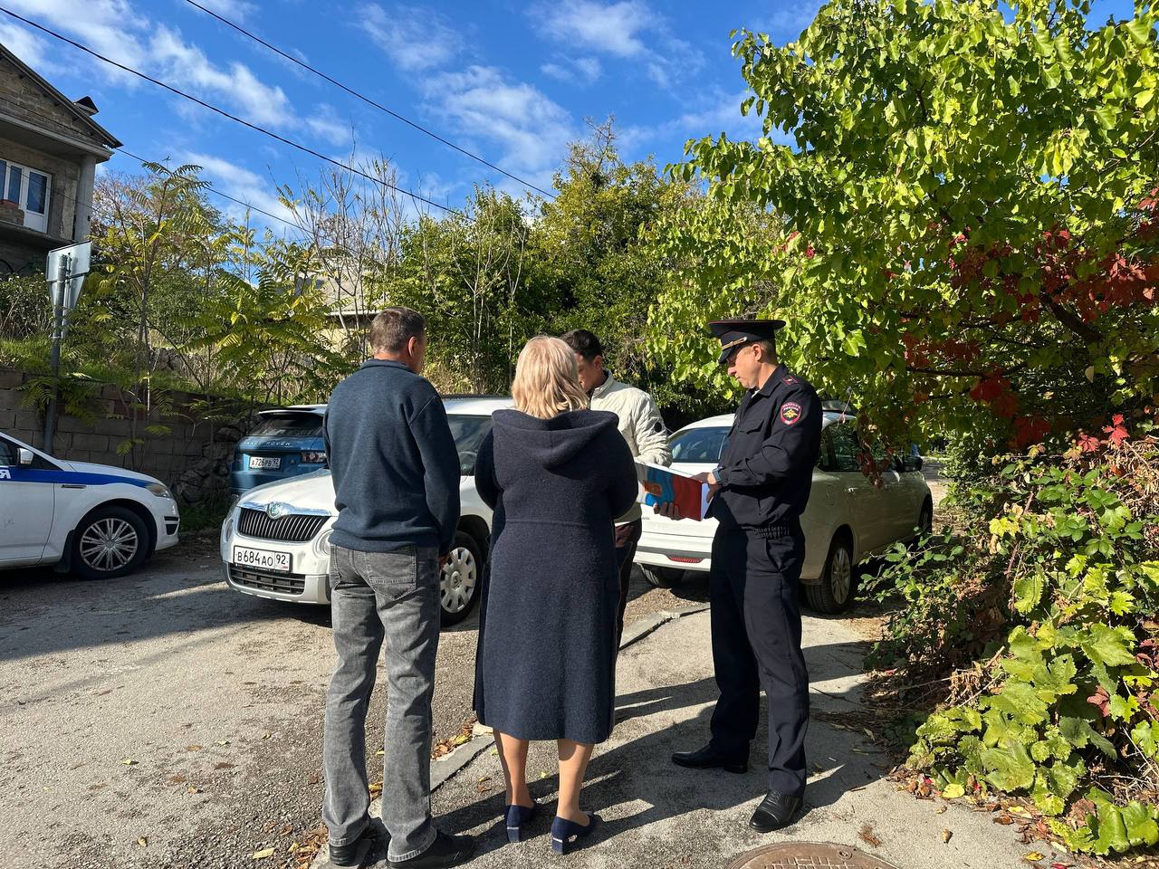 Возле школы интерната 1 на ул Годлевского обезопасят дорогу Госавтоинспекция после заявления от администрации интерната обследовала дорожную инфраструктуру на улице Годлевского Оказалась что она не соответствует требованиям безопасности В связи с этим Отремонтируют тротуар у ворот интерната На перекрёстке с Студенческим переулком обустроят пешеходный переход с лежачим полицейским Работы направлены на создание безопасных условий для детей Севкор теперь в MAX Читайте Севкор