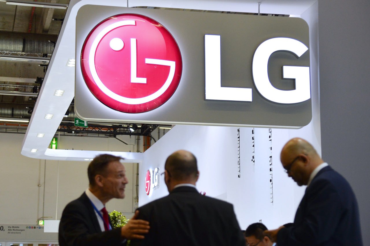 LG возвращается в Россию под новым брендом Южнокорейская компания ушедшая с российского рынка в 2022 году вновь подала заявку в Роспатент на регистрацию Теперь продукция LG будет именоваться Express Fill Под новым брендом компания намерена по прежнему продавать в России бытовую технику приборы для оснащения кухни а также устройства для промышленного производства Весной 2022 года компания LG Electronics объявила что приостанавливает поставки всей своей продукции в Россию До этого момента долгое время она входила в тройку лидеров на российском рынке Подписаться на Российскую газету в Читать нас в MAX