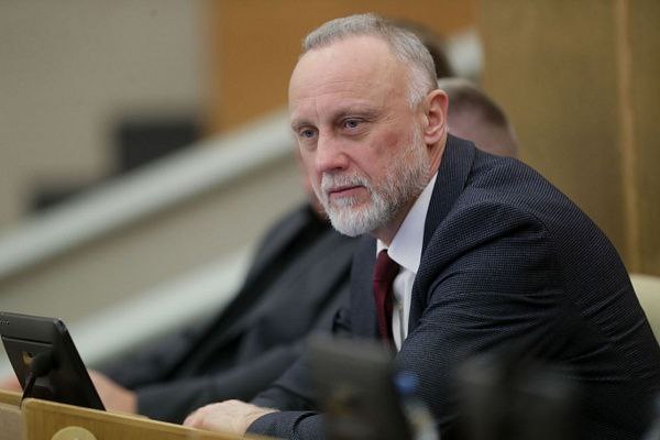 Госдума приняла закон о поддержке малого и среднего бизнеса в ОЭЗ и моногородах Государственная Дума приняла во втором и третьем чтении закон, направленный на развитие особых экономических зон и моногородов за счет предоставления мер поддержи Госкорпорацией МСП малым и средним предприятиям на этих территориях. «Закон меняет акцент в развитии моногородов, предлагая перенастроить систему их финансовой поддержки, сконцентрировав ее вокруг малого и среднего бизнеса МСП . За счет развития малых предприятий планируется диверсифицировать экономику таких населенных пунктов», – отметил зампредседателя Комитета Госдумы по малому и среднему предпринимательству Олег Голиков. По словам парламентария, в России насчитывается 321 моногород и 58 особых экономических зон, где зарегистрированы тысячи предприятий, которые смогут начать получать адресную поддержку от госкорпорации. «Нам нужно поддержать бизнес на этих территориях, в которых уровень безработицы выше среднего по стране, с целью не только стабилизировать ситуацию на рынке труда, но и диверсифицировать экономику моногородов», – добавил Голиков. «Малый и средний бизнес многородов, все жители таких территорий попадают в зависимость от градообразующих предприятий. Завод в расцвете – жизнь кипит, но как только на предприятии кризис – все блокируется: от зарплат и наличия рабочих мест до развития инфраструктуры самого города. Нужно уходить от подобной монозависимости через опережающее развитие малого и среднего бизнеса», – отметила первый зампредседателя комитета Госдумы по МСП Альфия Когогина. Также документ регламентирует порядок ведения единого реестра субъектов малого и среднего предпринимательства и реестра получателей господдержки. В них теперь будут вноситься более точные сведения о юридических лицах и ИП, включая дату регистрации, форму создания с нуля или через реорганизацию , а также иные данные, необходимые для корректного включения в реестры – для сокращения количества ошибок, совпадений и недостоверных записей.