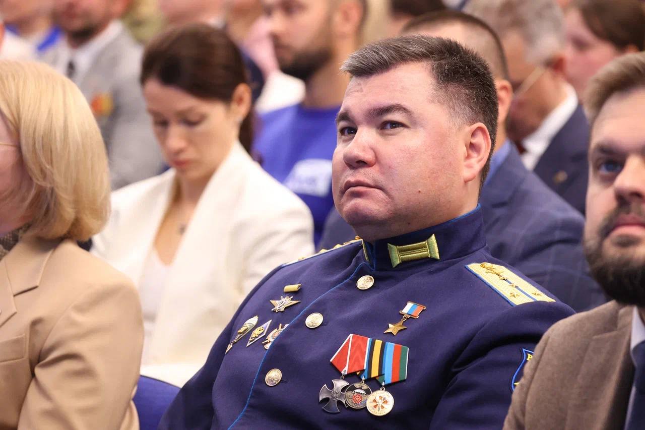Сегодня состоялось заседание Генсовета «Единой России» под председательством Дмитрия Медведева. Вот основные тезисы, цитаты и обсуждаемые вопросы: Дмитрий Медведев: На Единой России лежит колоссальная ответственность за будущее нашего государства, за будущее наших людей. Давайте будем его достойны. Гуманитарная миссия Единой России стала точкой сбора патриотической инициативы, которая выражается в конкретных делах «Единая Россия» работает над повышением качества депутатского корпуса – ключевую роль в этом играет Высшая партийная школа. Председатель партии поручил ВПШ особое внимание уделить обучению актива в новых регионах и отметил заслуги волонтеров, которые внесли особый вклад в работу гуманитарной миссии ЕР. Владимир Якушев: «Единая Россия» сопровождает участников СВО-победителей предварительного голосования на выборах. У нас в полной мере действует институт наставничества – и с теми, кто уже работает депутатом, и с нынешними победителями предварительного голосования. 53% законов в действующем созыве Госдумы внесли депутаты Единой России и сенаторы, которые ее представляют В Единой России состоят 2,6 миллиона человек, более 900 тысяч являются сторонниками партии. #ЕдинаяРоссия #вашаказакова