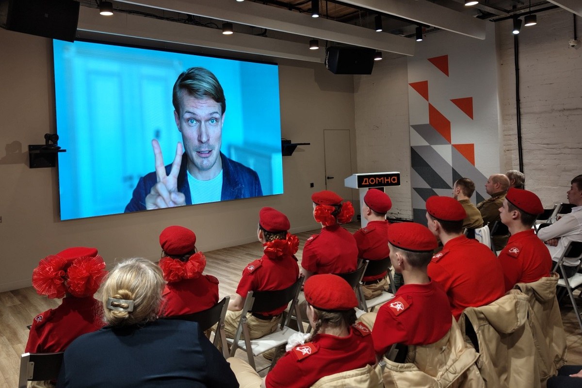 В Екатеринбурге представили сериал о легендарном генерале Рослом Показ приурочен к 80-летию Великой Победы Новая историческая драма повествует о событиях прошлого и возвращает из забвения имя одного из талантливых командиров Красной Армии, Ивана Рослого, чей вклад в Победу остался в тени истории. Несгибаемая воля и сила духа помогали ему не только выжить в самых жестоких сражениях, но и вселять надежду в тех, кто оказался рядом. Бесплатный премьерный показ состоялся в креативном кластере «Домна». Жители уральской столицы с большим интересом встретили фильм об Иване Рослом. Исполнитель главной роли Кирилл Зайцев и известная певица Юта специально для зрителей из Екатеринбурга записали видеообращения, которые открыли кинопоказ. Фото: пресс-служба «Ростелекома» «Уральский меридиан»