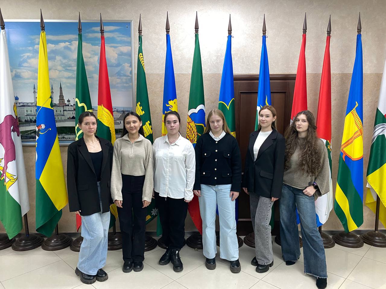 Сразу шесть школьников из Татарстана представят республику в финале олимпиады Софиум 10 декабря 2025 года на базе Высшей школы государственного и муниципального управления при Казанском федеральном университете в формате электронного тестирования состоялся второй тур регионального этапа Всероссийской олимпиады школьников по вопросам избирательного права и избирательного процесса Софиум Шесть татарстанских старшеклассниц принявших участие в прохождении конкурсных испытаний набрали максимальное количество баллов Это Андриянова Софья Нижнекамский район РТ Архипова Амира Нижнекамский район РТ Гусева Валерия город Набережные Челны Кузнецова Марина город Тетюши Мелехина Богдана Алексеевский район РТ Нафикова Адиля Азнакаевский район РТ Поздравляем учениц общеобразовательных школ Татарстана с прохождением регионального этапа олимпиады и желаем победы в финале Финал олимпиады Софиум пройдет в Москве весной 2026 года