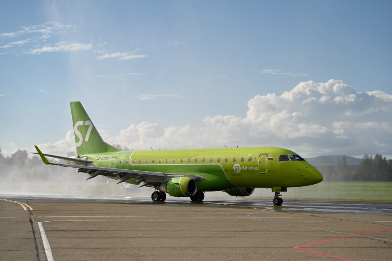 Главгосэкспертиза России выдала положительное заключение на модернизацию объектов аэродромной инфраструктуры аэропорта в Горно Алтайске сообщила пресс служба ведомства На данном этапе реконструкции планируется увеличение габаритов взлетно посадочной полосы Ее длина увеличится почти на полкилометра с 2301 до 2800 метров при ширине 42 метра что позволит безопасно принимать современные воздушные суда различных классов Кроме того предусматривается расширение перрона что существенно увеличит количество мест стоянок воздушных судов с четырёх до 21 Также планируется строительство нового здания основной аварийно спасательной станции ОАСС с наблюдательной вышкой Она относится к службе поискового и аварийно спасательного обеспечения полетов В том числе станция будет служить местом заправки пожарных автомобилей огнетушащими составами Здесь также оборудуют места стоянки спецмашин помещения для личного состава пожарных и поисково спасательных расчетов Проектная документация включает размещение здания контрольно пропускного пункта очистных сооружений и других технологических и вспомогательных объектов аэропортового комплекса