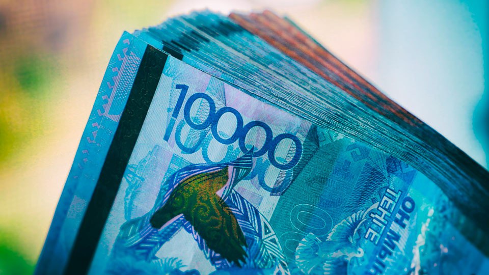 В мае из Нацфонда Казахстана для трансфертов планируют продать до $1 млрд В апреле тенге ослаб на 1,6%, до 512,48 тенге за доллар. Среднедневной объем торгов на Казахстанской фондовой бирже за месяц увеличился с 243 млн до 246 млн долларов. Общий объем торгов составил 5,4 млрд долларов, сообщает Нацбанк. В мае планируется продажа валюты из Национального фонда в размере от 950 млн до 1 млрд 050 млн долларов. «По предварительным прогнозным заявкам правительства на выделение трансфертов в республиканский бюджет в мае Нацбанк ожидает продажу валюты из Национального фонда в размере от 950 млн до 1 млрд 050 млн долларов. В рамках операций зеркалирования в апреле было стерилизовано 213 млрд тенге. В течение мая в этих целях ожидается продажа валюты в эквиваленте 213 млрд тенге», - говорится в сообщении.