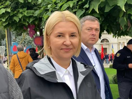 Эстония и Польша запретили въезд Ирине Влах из за связей с Россией Польша включила бывшего башкана Гагаузии Ирину Влах в список персон нон грата В МИД страны заявили что её деятельность противоречит интересам Польши и угрожает региональной стабильности В ведомстве подчеркнули что Россия беспрецедентно и вне правовых рамок вмешивается в политические процессы в Молдове особенно в контексте парламентских выборов назначенных на 28 сентября По утверждению польской стороны в эти действия вовлечены и некоторые молдавские политики включая Ирину Влах Вслед за Польшей аналогичное решение приняла Эстония Таллин запретил Влах въезд в страну добавив её в санкционный список Глава МИД Эстонии Маргус Цахкна отметил что новые меры позволяют ограничивать въезд лицам причастным к деятельности за рубежом которая нарушает нормы и принципы международного права Молдова Актуально подписаться