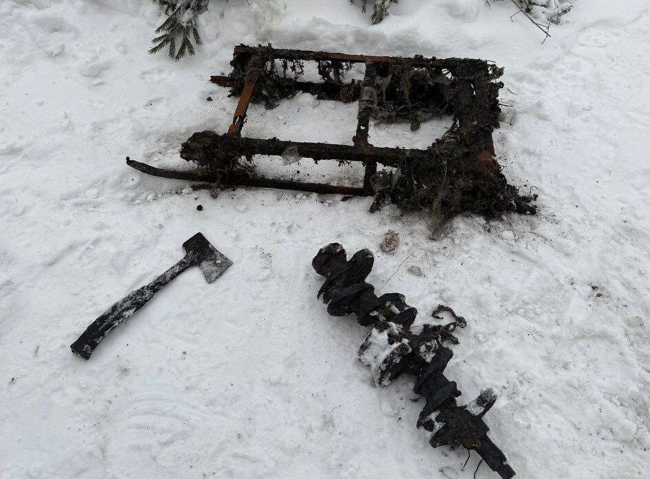 Коленвал в канализации Сюрпризы из канализации Тюмени при промывке коллектора у улицы 30 лет Победы рабочие нашли детские санки коленвал от двигателя бревно и топор Все это мешало нормальному стоку воды Помимо крупных предметов из труб достали тонны тряпок и влажных салфеток Именно салфетки чаще всего становятся причиной засоров они сбиваются в комки забивают трубы и ломают насосы Ежедневно на станциях задерживают до 10 тонн мусора Горожан просят не превращать канализацию в мусоропровод