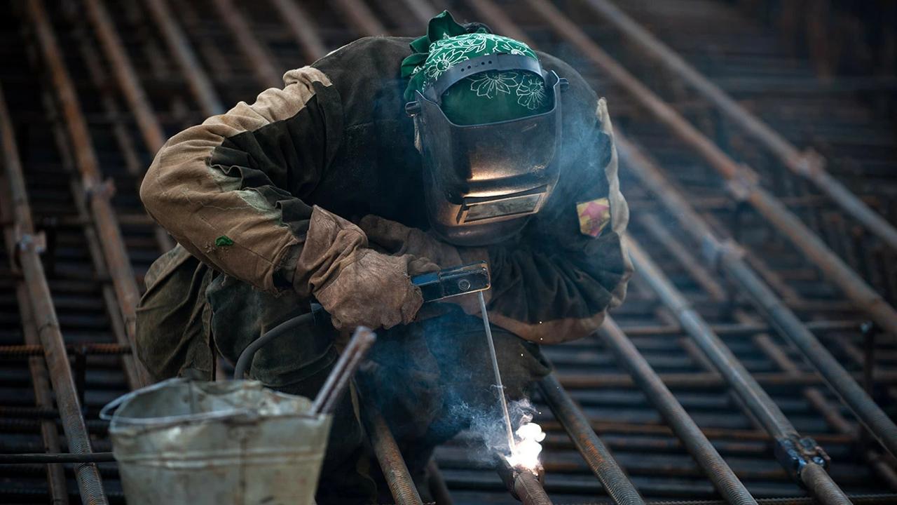 Зарплаты строителей в России за год выросли на 40 приблизившись к 176 000 рублей в месяц По данным рынка вакансий стройка стала лидером по росту доходов обогнав даже IT Главная причина дефицит кадров Особенно не хватает квалифицированных рабочих и управленцев Сварщики высокого разряда получают до 300 000 рублей каменщикам предлагают около 198 000 кровельщикам 173 000 малярам и штукатурам 164 500 рублей Такой рост зарплат уже начинает давить на экономику проектов Девелоперы жалуются что им стало сложнее укладываться в бюджеты и сроки И действительно запуск новых жилых проектов в 2025 году сократился на 15 На этом фоне власти рассчитывают закрыть кадровый дефицит за счет иностранных работников В правительстве заявили что Россия готова принимать индийских специалистов в нужных экономике объемах