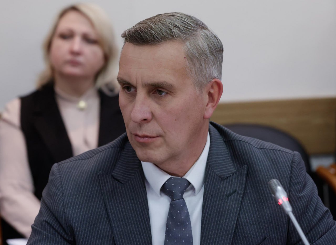 Доступное жилье федеральный центр и регионы ищут пути решения Эта тема обсуждалась сегодня в Москве на заседании Совета законодателей В дискуссии принял участие и спикер краевого парламента Алексей Додатко Председатель Госдумы Вячеслав Володин заявил что жилье должно быть доступным для всех регионов отметив его ключевую роль в закреплении кадров Спикер Совета Федерации Валентина Матвиенко подчеркнула влияние доступного жилья на демографию и сообщила об инициативе по дифференцированной ипотеке для многодетных семей Совет законодателей это инструмент для координации депутатской деятельности он позволяет анализировать информацию по актуальным проблемам среди которых и доступность жилья Сегодня шла речь о точечной корректировке донастройке и обновлении механизмов жилищной политики Это позволит синхронизировать усилия региональных и федеральных парламентариев для целевой поддержки наших граждан сказал подводя итоги председатель Законодательного Собрания Красноярского края Алексей Додатко Фото пресс служба Совета Федерации