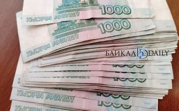 Улан-удэнка отправила мошенникам более полумиллиона рублей – для этого она сняла со своего расчётного счёта 61 грамм золота 585 пробы и перевела в рубли. Женщина поверила «сотрудникам Росфинмониторинга и ФСБ». Последний пригрозил, что гражданка несёт ответственность за спонсирование террористов и не имеет права рассказывать о происходящем. При получении денег в кассе офиса банка сработала система антифрод, после чего к женщине обратились и банковский работник, и оператор горячей линии. Горожанка соврала обоим, что деньги ей необходимы для покупки автомобиля 
