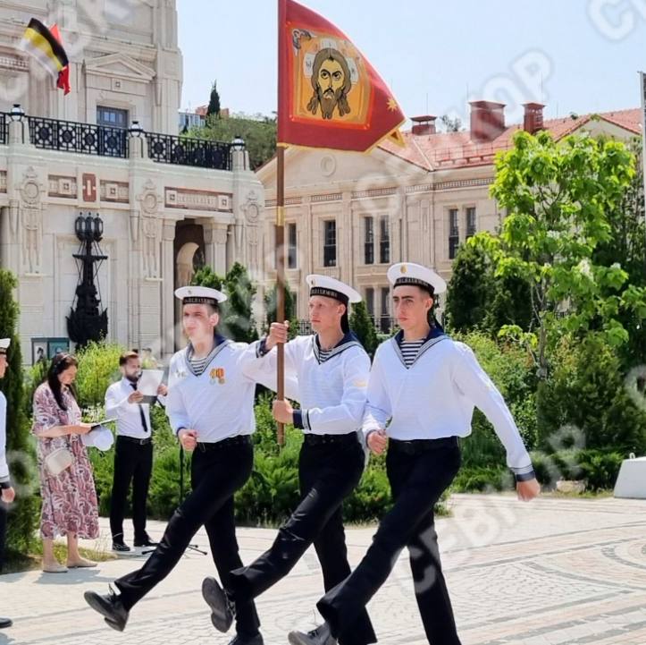 В «Новом Херсонесе» торжественно провели парад флагов Оркестр исполнил гимны России и Севастополя. В музейно-храмовом комплексе проходят торжественные мероприятия в честь Дня России. В них принимает участие руководство города и председатель Правительства РФ Дмитрий Чернышенко. Сегодня состоится открытие экспозиции Музея Крыма и Новороссии. Читайте Севкор
