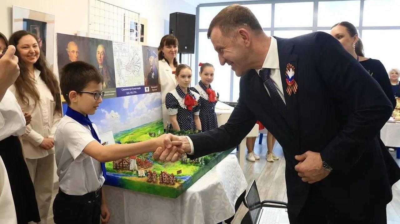 Финалистов фестиваля «Великие сражения России» наградили в Краснодаре  Подведены итоги V городского военно-исторического конкурса. Он был посвящён 80-летию Победы и Году защитника Отечества. Финалисты получили награды из рук мэра Евгения Наумова:  Считаю, что каждый макет должен найти своё место в школе, музее, для того чтобы мы могли рассказывать с их помощью великую историю будущим поколениям.  На суд жюри были представлены макеты и видеоролики, посвящённые знаковым битвам отечественной истории — от сражения на Чудском озере до решающих боёв Великой Отечественной войны.  Фестиваль объединил 46 образовательных учреждений города. В финал вышли 24 команды.   Телеканал Краснодар