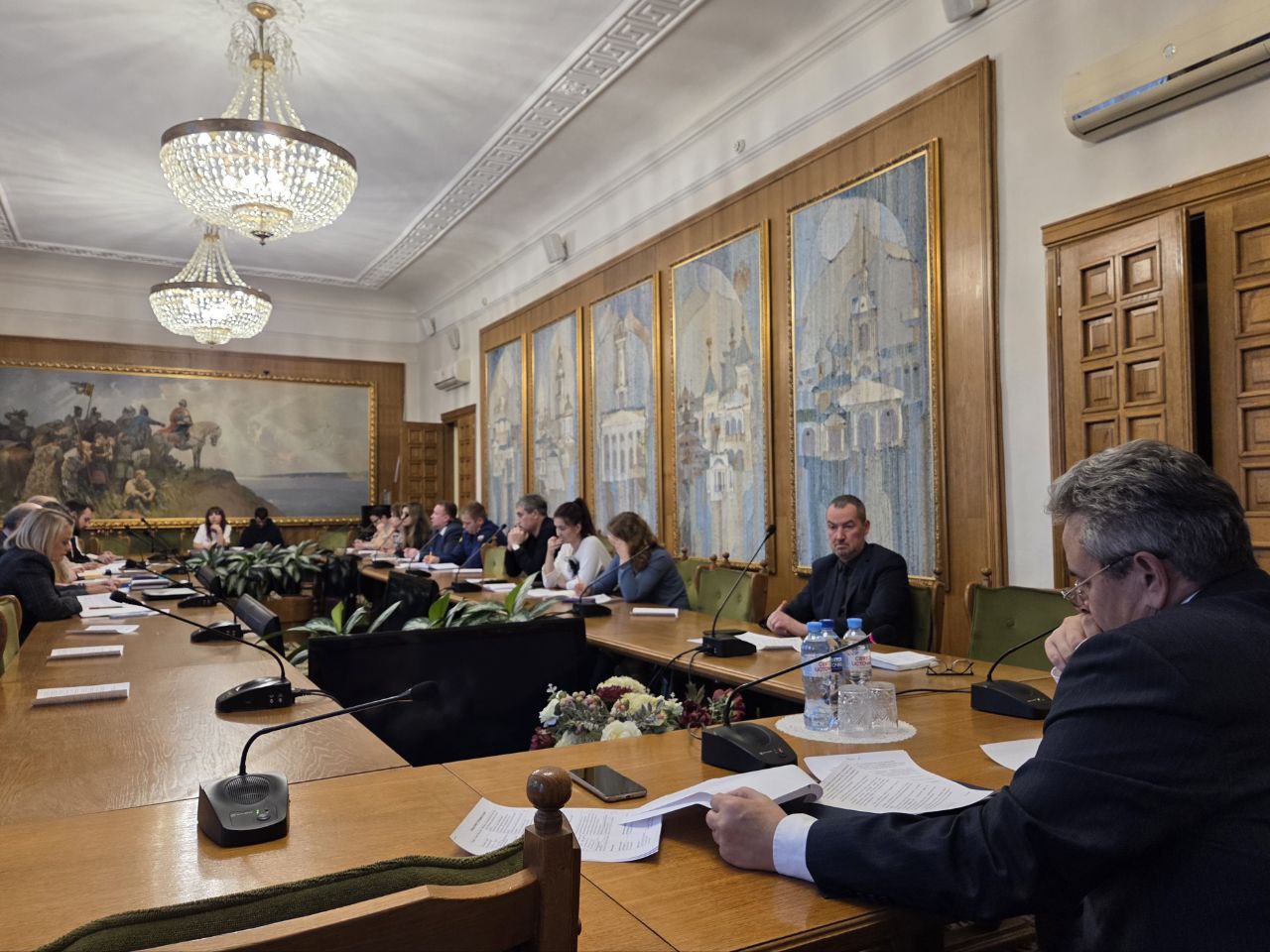 На рабочей группе по сопровождению участников СВО и их семей обсудили ряд важных вопросов Центр занятости доложил о трудоустройстве уволенных со службы бойцов Сейчас в реестре 612 костромичей На сегодняшний день 79 из них обрели работу Специалисты при подборе вакансий учитывают пожелания бывших военнослужащих чтобы подобрать работу по душе Остальные 20 еще в поиске работы кто то открыл свое дело а другие решили получить профессиональное образование   Кроме того обсудили вопрос социального обслуживания участников СВО и их семей Сейчас на сопровождении центра социальной защиты 274 бойца в том числе костромичи с инвалидностью Им оказывают помощь на дому выдают средства реабилитации и предоставляют услуги Социального такси Отдельно остановились на адресной помощи Так при межведомственном содействии мы смогли помочь костромскому бойцу в вопросе пересмотра заключения военно врачебной комиссии Солдат вследствие ранения и обморожения лишился ног Но в документах ему поставили заключение общее заболевание из за чего он лишился ряда льгот Общими усилиями мы помогли ему найти справедливость и сейчас документы пересмотрены Как доложили в фонде Защитники Отечества подобные обращения у них встречаются Поручил совместно с нашими специалистами разработать памятку для военнослужащих о порядке действий при пересмотре причины инвалидности Такие прецеденты еще будут и задача нашей рабочей группы объединенными усилиями помочь участникам СВО
