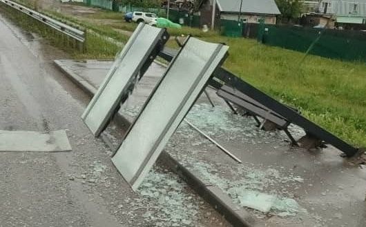 Ветер повалил в Костроме два десятка деревьев и пару автобусных остановок На областную столицу обрушилась мощная гроза. Без последствий не обошлось. Ветер повалил около 20 деревьев. Сообщения приходили с улиц Комсомольской и Галичской, микрорайона Якиманиха, проспекта Мира и других районов города. Где-то стволы падали на дороги, где-то на припаркованные машины, где-то на детские площадки и заборы. На Князева вместе с деревом упал и столб. В некоторых кварталах Костромы оказались оборваны провода линий электропередач - по городу несколько локальных отключений света. У части абонентов пропал домашний Интернет. В центре города порывами повалило светофор. А на набережной Волги и на улице Заречной ветра не выдержали автобусные остановки. Сейчас оперативные службы устраняют последствия непогоды.