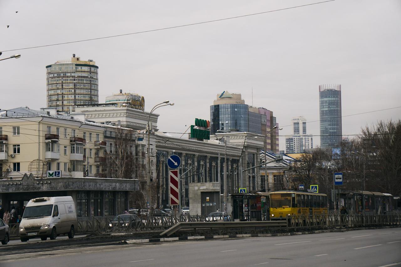 В мэрии передумали перекрывать улицу Куйбышева на пять месяцев из за строительства тоннеля Администрация Екатеринбурга отказалась от планов перекрывать четную сторону улицы Куйбышева от 8 Марта до Горького с 1 марта по 1 августа Официальный релиз о пятимесячном перекрытии уже удалили с сайта мэрии В пресс службе администрации заявили 66 Ru что длительное ограничение движения исключено О более точных сроках станет известно позже Под мостом через Исеть с четвертой попытки начали строить пешеходный тоннель длиной 87 метров Он пройдет по левому берегу реки На работы планируют потратить 370 млн рублей В подземном переходе установят видеонаблюдение также предстоит переделать канализацию водопровод трамвайные пути и контактные сети Строительство тоннеля переносили несколько раз Изначально его планировали завершить еще в 2025 году но сроки постоянно сдвигались В октябре 2025 года проект наконец одобрила госэкспертиза