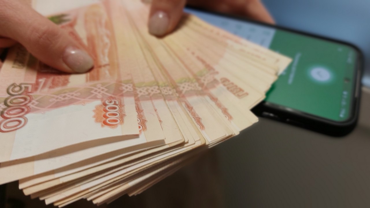 Пенсионерка из Челябинской области лишилась 1 млн рублей в день рождения Попалась на уловку мошенников в собственный день рождения. Пенсионерка из Миасса лишилась миллиона рублей, причем половина суммы – кредит, который также оформили злоумышленники. В полицию обратилась 66-летняя женщина и заявила, что потеряла из-за мошенников весьма внушительную сумму. По телефону они представились службой доставки цветов и попросили продиктовать код для подтверждения заказа. Выбранный же для этого день придал большей достоверности. "Атмосфера праздника не заставила усомниться женщину в возможной мошеннической схеме, поэтому она продиктовала цифры аферисту", – комментируют в пресс-службе ГУ МВД России по Челябинской области. После этого звонки продолжились. Неизвестные представлялись правоохранителями и якобы хотели защитить деньги пенсионерки: на счет злоумышленников пенсионерка перевела 650 тысяч. Позже на имя потерпевшей оформили кредит – еще полмиллиона рублей. Сейчас полицейские ищут мошенников: возбуждено уголовное дело. Вести Южный Урал Челябинск