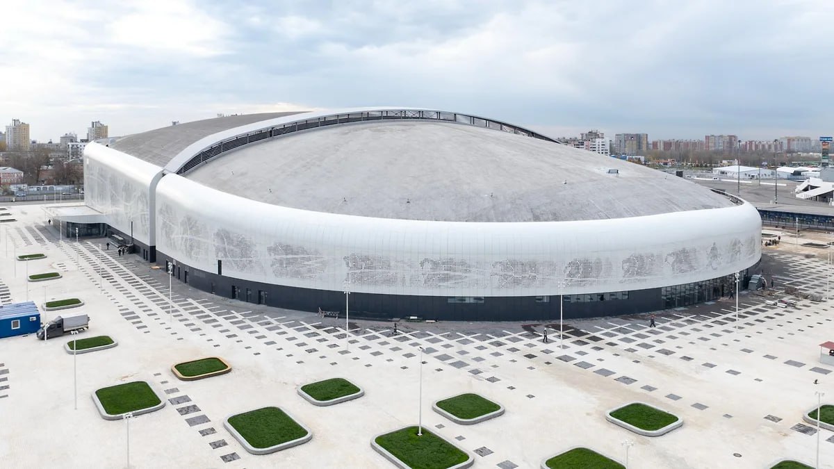 Открытие ледовой арены на Стрелке в Нижнем Новгороде перенесли на 2026 год По словам губернатора Глеба Никитина объект готов на 99 но нужно его документально оформить и получить разрешение КХЛ Глава региона считает вредным торопиться в этом вопросе так как это может привести к дефектам Срок переезда на новую арену хоккейной команды Торпедо также пока неизвестен По словам губернатора это надо будет согласовать с самой командой так как есть разные соображения кто то не готов переезжать в ходе сезона Фото ИРГСНО   Подписывайтесь на Ъ Приволжье