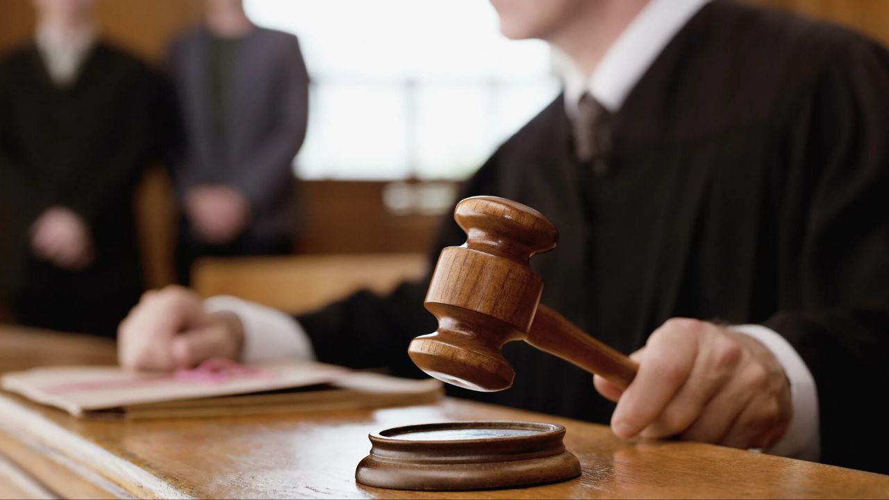 Следствие просит Высшую квалификационную коллегию судей разрешить возбудить уголовные дела о взяточничестве против двух судей из Ростова на Дону сообщили РИА Новости в пресс службе Верховного суда РФ На внеочередном заседании Высшая квалификационная коллегия судей Российской Федерации рассмотрит вопросы о даче согласия на возбуждение уголовных дел в отношении двух судей бывшего председателя Советского районного суда судьи в отставке Коблевой Елены Георгиевны и судьи Советского районного суда Маслова Артура Сергеевича сказали в пресс службе Там пояснили что против Коблевой дело планируется возбудить по шести эпизодам получения крупных взяток одной особо крупной статье о воспрепятствовании правосудию три эпизода а также по факту вынесения заведомо неправосудного приговора Маслова также планируют обвинить в вынесении заведомо неправосудного приговора и получении взятки В настоящее время Коблева является обвиняемой в рамках другого уголовного дела и в отношении нее избрана мера пресечения в виде заключения под стражу сказали в пресс службе