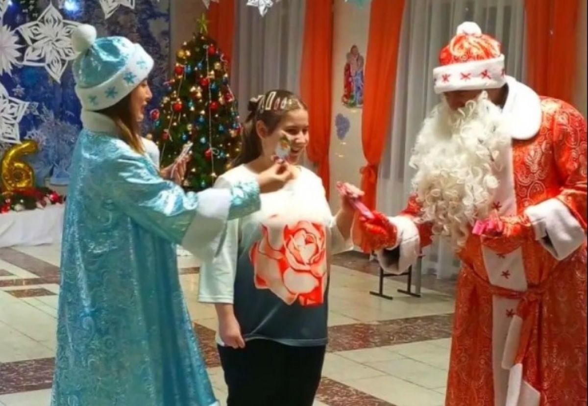 Правоохранители под видом сказочных персонажей наведались к детям newsorel ru fn 1781708 html Стражи порядка облачились в красные шубы и кокошники чтобы навестить ребят которым особенно важно праздничное чудо Об этом сообщили в пресс службе УМВД России по Орловской области Прислать новость Подписаться Мы в MAX