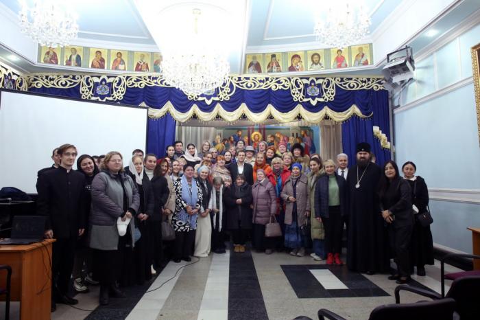 В Духовно-административном центре Ташкентской и Узбекистанской епархии, по инициативе ташкентского отделения Союза православных женщин, прошёл показ нового фильма «Мамино письмо», снятого телеканалом «СПАС».   Сюжет этого художественно-документального фильма раскрывает социально-значимую проблему детоубийства в утробе, в нем говорится о защите жизней детей до рождения.  Проект не только поднимает проблему абортов, но и предлагает различные пути решений. Поэтому в драматическую составляющую были интегрированы документальные вставки, где люди различных профессий  психологи, адвокаты, врачи-гинекологи, священнослужители  рассказывают о том, как они в своей жизни сталкиваются с проблемой абортов.   В рамках показа состоялась творческая встреча с создателями фильма «Мамино письмо» – Борисом Корчевниковым, генеральным продюсером и генеральным директором телеканала «СПАС», а также Анной Захаровой, креативным продюсером фильма. Гости ответили на вопросы и комментарии аудитории.  Мероприятие посетили духовенство епархии, преподаватели и студенты Ташкентской Духовной семинарии, прихожане столичных храмов, в том числе представители молодого поколения, журналисты республиканских СМИ, представители Посольства РФ в Узбекистане, а также Научного института акушерства и гинекологии.  Представленный фильм не оставил никого равнодушным.  Источник: Пресс-служба Ташкентской и Узбекистанской епархии