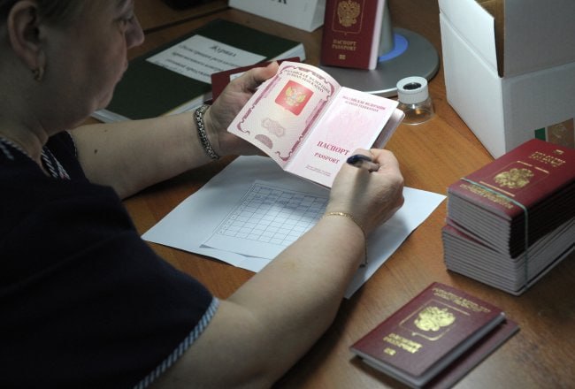 Германия перестала признавать 5 летние российские паспорта С 1 января 2026 года въезд в ФРГ будет возможен только по 10 летним биометрическим паспортам с чипом Важные детали  Это касается только новых виз и разрешений  Уже выданные визы в старые паспорта остаются действительными до конца срока если они оформлены до 31 декабря 2025 года  Владельцы ВНЖ полученного в старый паспорт до конца 2025 года также вне ограничений Германия стала очередной страной ужесточившей правила Ранее так же поступили Дания Литва Латвия Франция Чехия и Эстония В МИД РФ указали на последовательный отказ европейских недружественных государств признавать российские 5 летние небиометрические паспорта В ведомстве призвали россиян отслеживать изменения в правилах въезда в подобные государства а также своевременно оформлять 10 летние биометрические паспорта Подписаться на Российскую газету в Читать нас в MAX