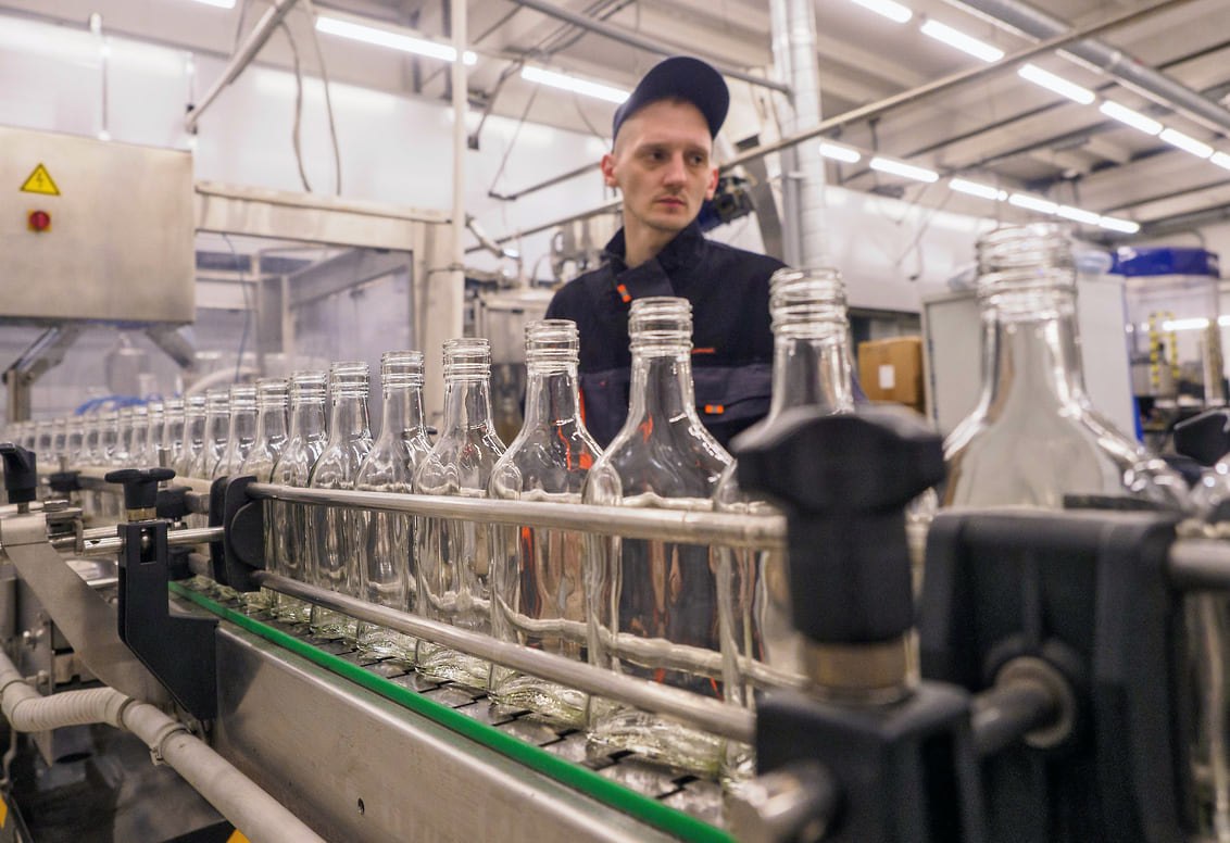 Компания Ladoga будет выпускать алкоголь для ритейлера Лента Группа Ladoga будет разливать алкоголь для сети магазинов Лента под собственной торговой маркой ритейлера Ассортимент включит джин виски ром ликеры и другие напитки Петербургская компания обеспечит Ленту 14 позициями Отгрузки стартуют в середине ноября 2025 года Начальные объемы составят от 10 до 30 тыс бутылок рассчитанных на три четыре месяца Продукция появится в Ленте Вингараже и Монетке По данным аналитической компании Нильсен за восемь месяцев 2025 года продажи рома выросли на 15 2 джина на 11 9 виски на 9 1 ликеров на 3 5 Это объясняет выбор ассортимента Фото Евгений Павленко Коммерсантъ kommersant sz