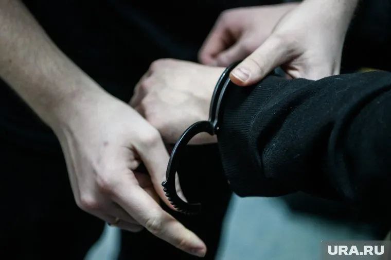 Сотрудниками Управления ФСБ России по Пермскому краю была выявлена и пресечена организованная схема незаконного оборота наркотиков. В ходе проведения оперативно-розыскных мероприятий были установлены жители региона, причастные к организации производства синтетических наркотиков  «В результате проведенных действий из незаконного оборота изъяты значительные партии наркотического вещества мефедрон, прекурсоры, а также лабораторное оборудование. По итогам работы следственного отдела на основании собранных материалов оперативно-розыскной деятельности в отношении подозреваемых возбуждены уголовные дела по признакам преступления, предусмотренного частью 5 статьи 228.1 Уголовного кодекса Российской Федерации», — сообщили URA.RU в пресс-службе УФСБ России по Пермскому краю.  Пермский краевой суд признал организатора преступной группы виновным и назначил ему наказание в виде 17 лет и 6 месяцев лишения свободы с отбыванием срока в исправительной колонии строгого режима и штрафом в размере 900 тысяч рублей. Соучастники осуждены к 16 годам и 2 месяцам лишения свободы с содержанием в колонии строгого режима и штрафами от 500 до 900 тысяч рублей.  Источник    ЧП Пермь    Прислать новость