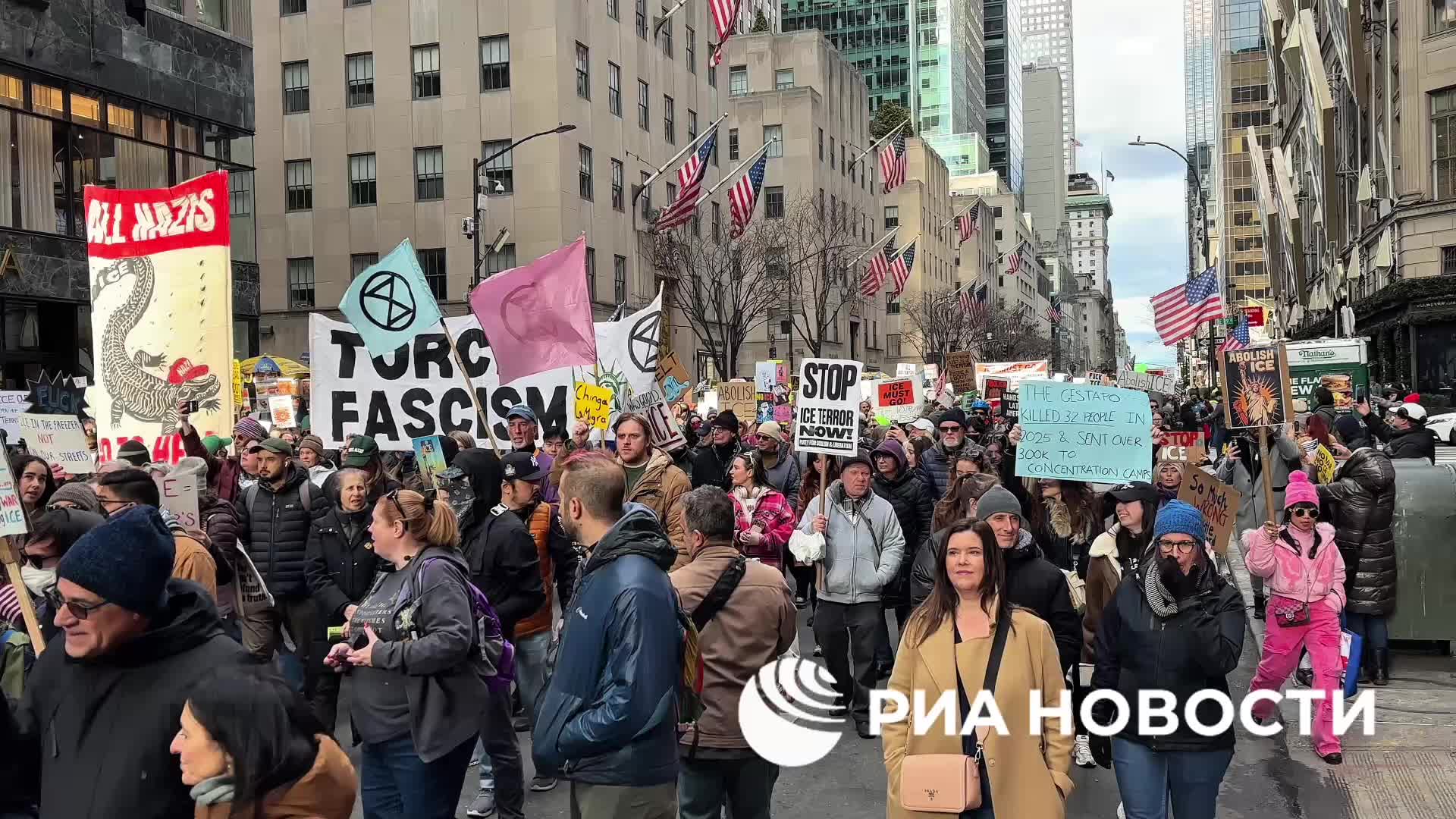 Тысячи протестующих в Нью-Йорке против политики администрации Трампа