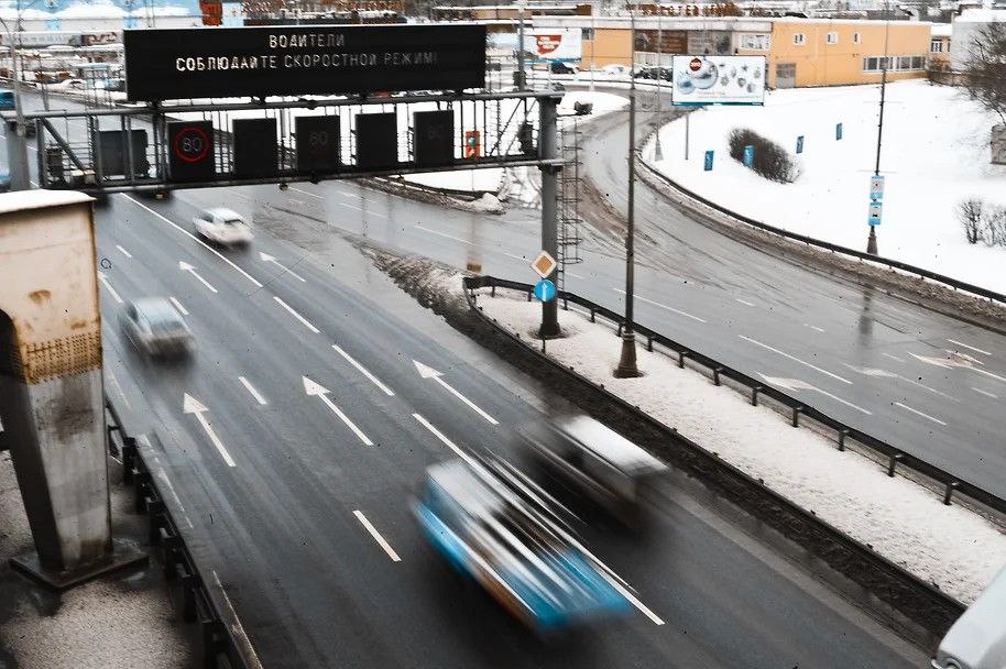 ПДД следуют со всеми интервалами водителей обяжут соблюдать требования электронных знаков и дистанцию между грузовиками Правительство выяснил Коммерсант поручило Минтрансу Росавтодору и МВД подготовить пакет изменений в ПДД Водителей обяжут соблюдать требования электронных дорожных знаков и табло например об ограничении скорости такие указатели будут иметь приоритет перед стационарными знаками В правилах могут также закрепить минимально допустимую дистанцию между грузовиками на двухполосных дорогах это необходимо для безопасного обгона Также планируется разработать единые правила установления скоростных режимов на автотрассах Подписаться на PRO transport