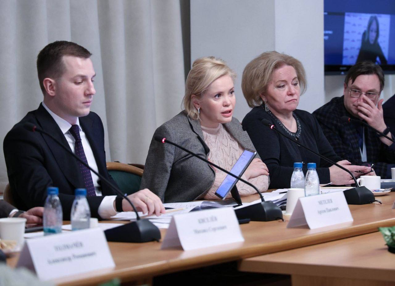 У семи нянек дитя без глаза депутат Госдумы от Курской области Екатерина Харченко о необходимости регулирования системы наставничества в стране Депутат приняла участие в расширенном заседании комитета Госдумы по молодежной политике где обсуждалось развитие института наставничества В дискуссии участвовали не только органы власти и образовательные центры но и представители крупного бизнеса Роль наставничества в любой сфере играет большое значение По словам Екатерины Харченко это важно для преемственности поколений передачи опыта и адаптации на рабочем месте При этом статус наставника не просто абстрактное явление он закреплен в российском законодательстве Разработаны рекомендации по оплате и поощрению этой деятельности Указом Президента даже введён официальный праздник наставника который отмечают 2 марта Особое значение наставничеству придают в образовании До 2030 года планируется внедрить систему наставничества в 70 учебных заведений для поддержки молодых педагогов и детей в трудных ситуациях В здравоохранении институт наставничества также успешен Разработаны образовательные модули и центра поддержки а стимулирующие выплаты входят в систему оплаты труда Аналогичные меры предстоит внедрить по всей стране Крупные компании активно используют наставничество для повышения эффективности и удержания кадров Например в РЖД ежегодно работают 32 тыс наставников и 42 тыс подопечных Вакансии с наставнической поддержкой вызывают больший интерес у соискателей Основные проблемы отсутствие системы сбора данных и оценки эффективности Минтруд обязан до конца июля разработать методику оценки а регионы утвердить меры поддержки наставников до 1 сентября Также планируется запуск программы по обучению наставников для работы с возрастными и особенными сотрудниками работу которой организует Центр Машук Екатерина Харченко третий сезон курирует федеральный проект Мои наставники в рамках Женского движения Единой России В прошлом году участие в нём приняли около 10 тыс человек из 65 регионов страны Депутат надеется что в этом сезоне масштабы станут ещё более внушительными Например в конце апреля снова планируется образовательный интенсив Компас наставника Несмотря на продуктивную встречу и грандиозные планы Екатерина Харченко заметила важную проблему в отсутствии единого регулятора в системе наставничества Вывод после сегодняшнего заседания сделала не очень оптимистичный у семи нянек дитя без глаза Пока нет единого субъекта управления процессом создания и развития системы наставничества в стране так и будут создаваться разные платформы реализовываться разрозненные проекты а регионы и компании продолжат изобретать велосипед когда рядом у соседей есть и эффективно работает реактивный двигатель Подписывайся на Площадь