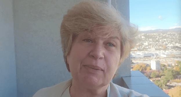 Задержана активистка, которая помогала жителям Сочи возвращать изъятые земли Активистку Татьяну Поливанову, которая несколько лет защищала права людей, потерявших земельные участки рядом с Сочинским нацпарком, обвинили в том, что она якобы выступила посредником при передаче взятки в размере 60 тысяч рублей «за содействие в оформлении земельного участка в собственность». Родственники активистки уверены, что дело сфабриковано в отместку за активную общественную деятельность Поливановой, которая уже сталкивалась с преследованием и обысками в конце прошлого года. «Следователь пытается изъять и уничтожить все улики против себя самого. Вместо того чтобы признать свою ошибку и снять аресты с участков, на которые есть все законные документы, он устроил охоту на меня и на адвокатов», — заявляла она «Кавказскому узлу». Как утверждает прокуратура, территория в две тысячи гектаров принадлежала национальному парку и была выведена из государственной собственности незаконно. В этой связи еще в 2021 году под арест попали 11409 участков. В их числе оказались земли, которые городская власть выделила многодетным семьям. Активистка вместе с юристами доказывает, что земли не входили в нацпарк, и помогает тем, кто решил оспорить их изъятие. В прошлом году ее команде удалось дойти до Верховного суда, который отменил сразу несколько решений по изъятию земельных участков и отправил дела на пересмотр. В ноябре прошлого года у нее и адвокатов, работавших с пострадавшими, прошли первые обыски: следствие утверждало, что активистка причастна к мошенничеству с землями нацпарка. Доказать причастность активистки к мошенничеству у силовиков не получилось. В результате она подала иск к Генпрокуратуре России за распространение недостоверной информации и даже добилась компенсации в 5 тысяч рублей за незаконное преследование. Вчера силовики изъяли у Поливановой телефон, компьютер и банковские карты. Почти весь день она провела на допросе, после которого была помещена в изолятор временного содержания.