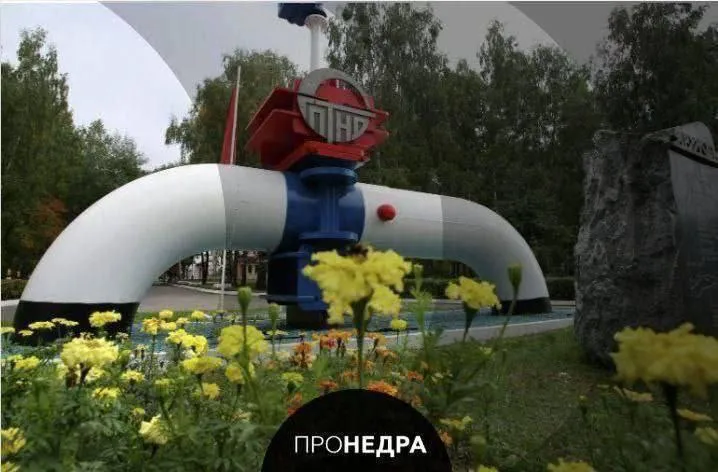 О востребованности нефтепровода Дружба стоит спрашивать Венгрию и другие страны Европы В Кремле заявили что решение о дальнейшем использовании нефтепровода Дружба зависит от заинтересованных европейских государств прежде всего от Венгрии которая продолжает получать поставки российского сырья по этому маршруту При этом в Москве подчеркнули что Россия остается и будет оставаться одним из самых надежных поставщиков энергоресурсов в мире несмотря на меняющуюся геополитическую ситуацию   Пронедра Подписывайся   Пронедра теперь и в Max