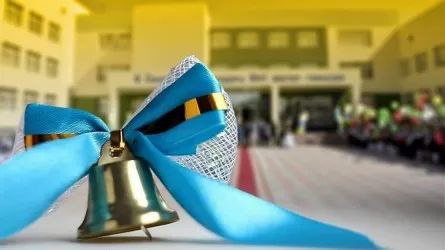 Последний звонок в школах прозвенит 23 мая "Так как официальная дата окончания учебного года приходится на воскресенье, 25 мая, прощальные мероприятия для выпускников будут организованы 23 или 24 мая — по решению школ", - уточнили в минпросвещения РК.
