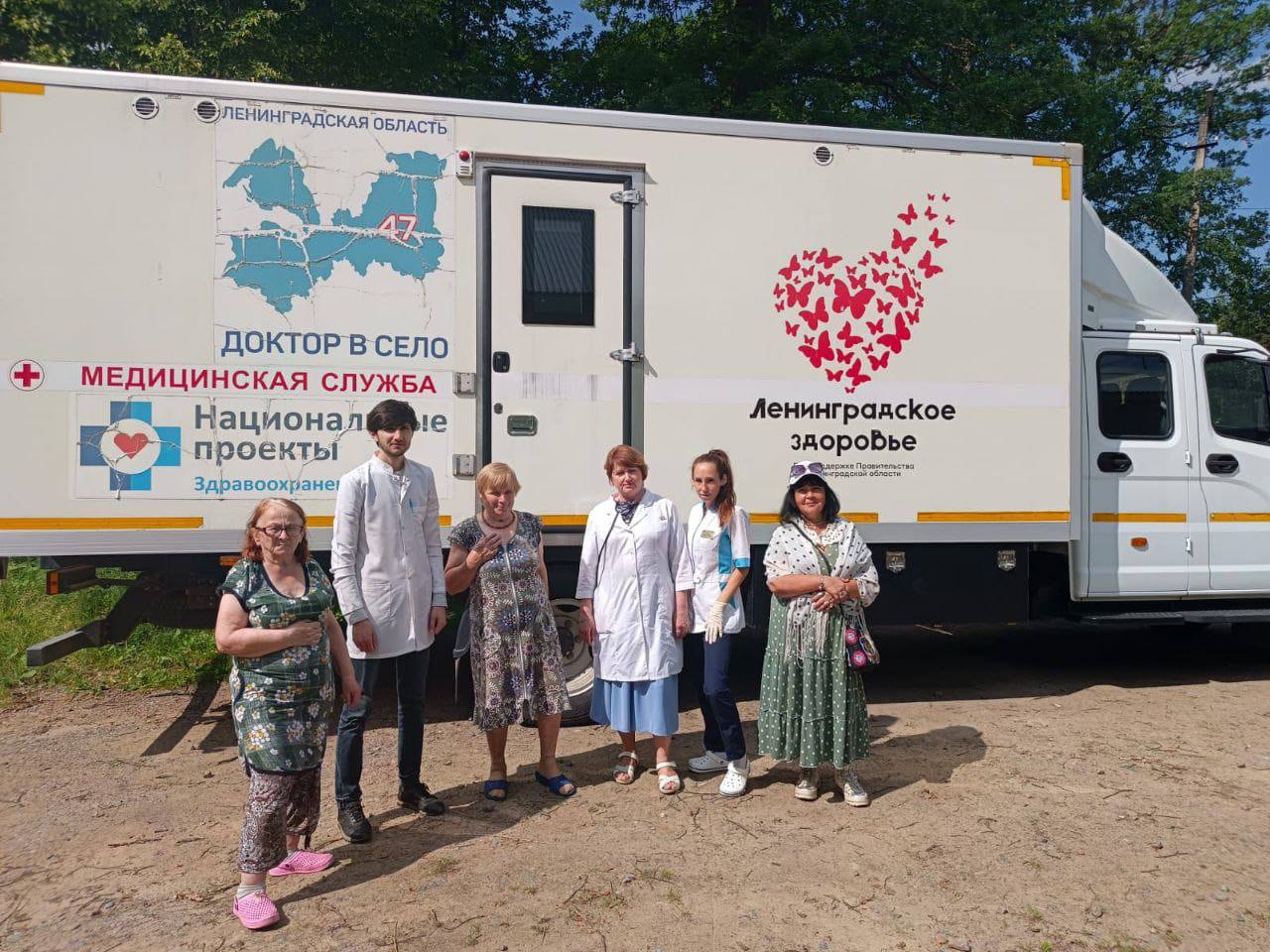 В Сологубовке прошел выездной медицинский осмотр жителей Жители деревни Сологубовка Ленинградской области получили возможность пройти комплексное медицинское обследование благодаря приезду передвижного медицинского комплекса Кировской больницы. Мобильная бригада специалистов провела инструментальные и лабораторные исследования, а также организовала консультации терапевта и хирурга прямо рядом с домами пациентов. Как отметил председатель комитета по здравоохранению Ленинградской области Александр Жарков, профилактические осмотры играют важнейшую роль в поддержании здоровья населения: «Профилактика позволяет своевременно выявлять заболевания и начинать лечение, сохраняя качество жизни пациентов. Сделать качественную медицинскую помощь доступной для всех жителей, в том числе в самых отдалённых уголках региона, — одна из главных задач развития здравоохранения Ленобласти». Передвижные медицинские комплексы регулярно выезжают в населённые пункты, где отсутствуют фельдшерско-акушерские пункты или амбулатории. По итогам осмотра жители Сологубовки получили индивидуальные рекомендации по дальнейшему лечению, диспансерному наблюдению и здоровому образу жизни. Online47 — Всё о Ленобласти и не только