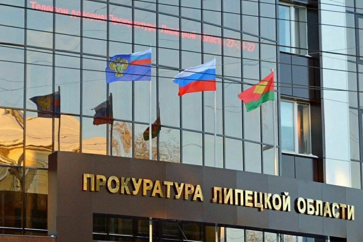 Прокуратура Липецкой области утвердила обвинительное заключение по уголовному делу о незаконном обороте немаркированной табачной продукции на сумму свыше 34 млн рублей Прокуратура Липецкой области утвердила обвинительное заключение по уголовному делу в отношении жителя г Липецка Он обвиняется по п б ч 6 ст 171 1 УК РФ приобретение хранение перевозка в целях сбыта немаркированных табачных изделий подлежащих маркировке специальными акцизными марками совершенные в особо крупном размере По версии следствия в июне 2024 года мужчина приобрел 265 тыс пачек немаркированных табачных изделий которые хранил с целью дальнейшей реализации по сниженным ценам Преступная деятельность липчанина пресечена сотрудниками УМВД России по Липецкой области продукция стоимостью более 34 млн рублей изъята из незаконного оборота Уголовное дело расследованное органами МВД прокуратура направила в суд для рассмотрения по существу